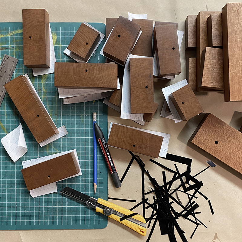 PRÉSENTOIR SUR MESURE CUSTOM MADE STANDS
